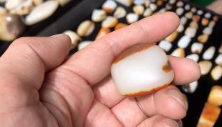 新疆和田玉籽料天地皮聚红皮聚黑皮