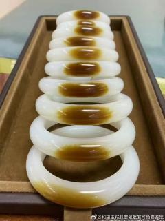 和田玉糖白玉手镯随拍,红糖白肉.一口糖