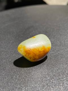 和田玉,铁锈红皮籽料,籽形完整饱满,油润十足,纯天然毛孔清晰可见,小